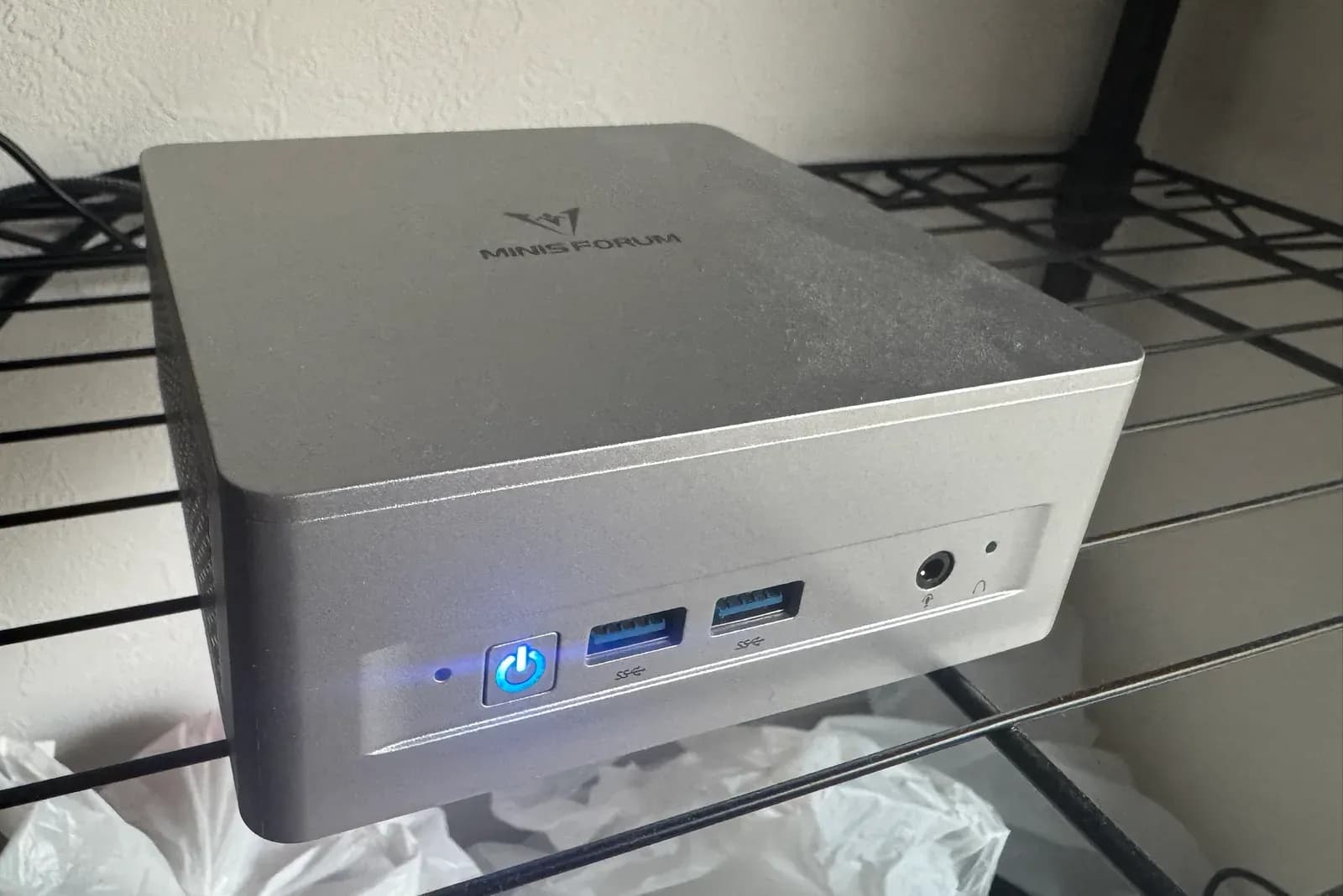自室のメタルラックに置いた Minisforum UM870 Slim